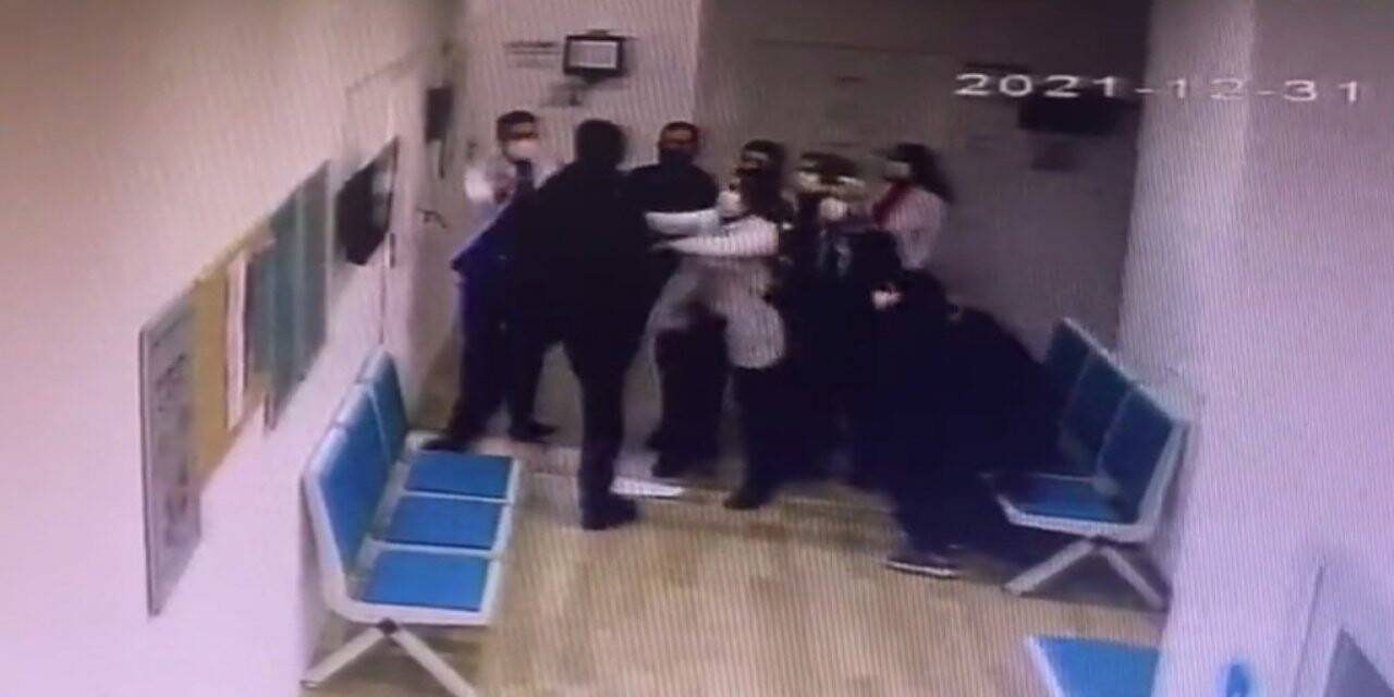 Avcılar’da Aile Sağlığı Merkezi’nde doktora yumruklu saldırı kamerada
