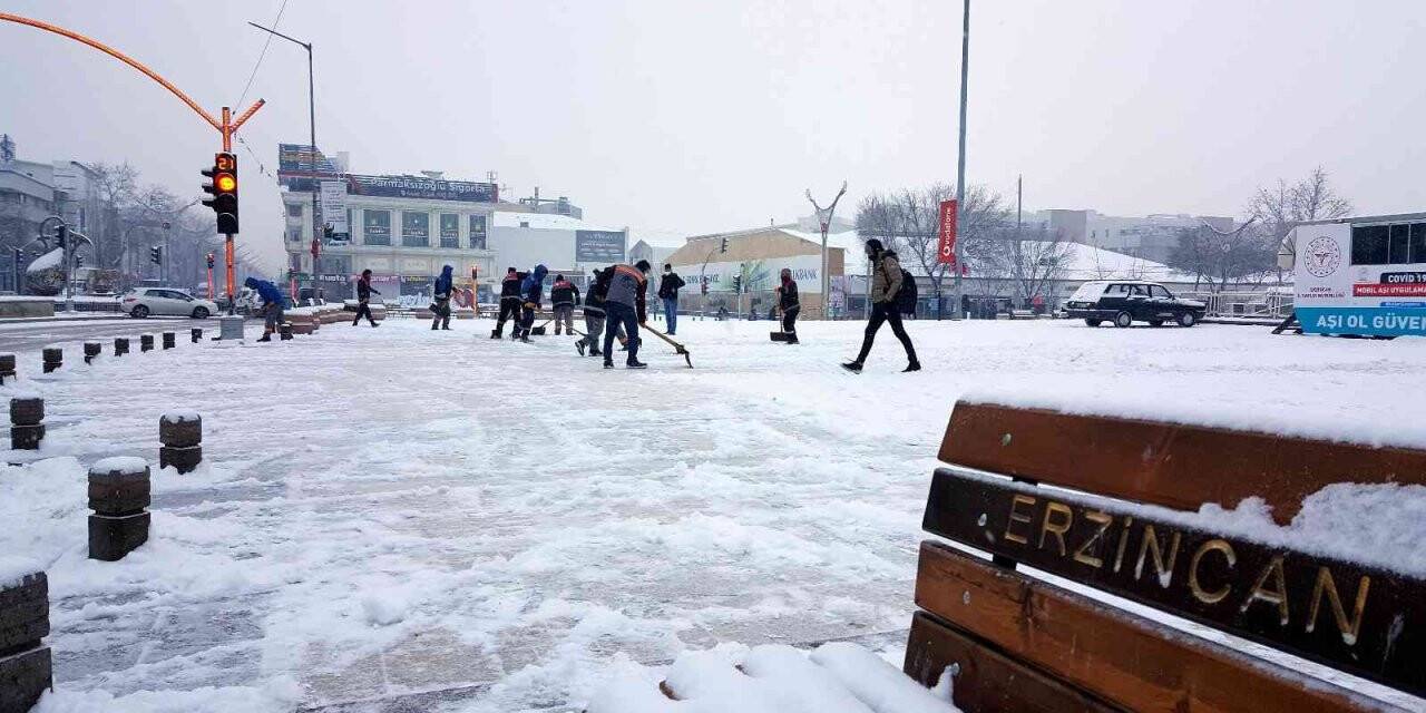Erzincan yeni yılın ilk gününe karla uyandı