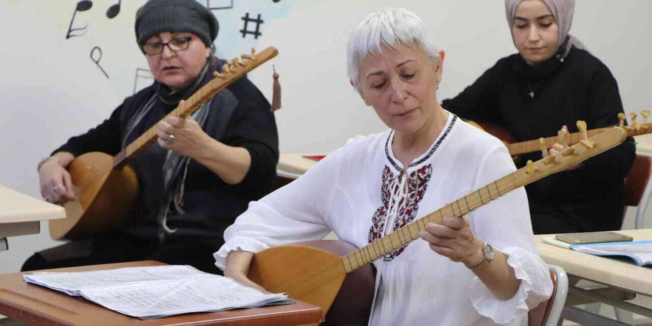 Bu kursta 7’den 70’e herkes bağlama öğreniyor