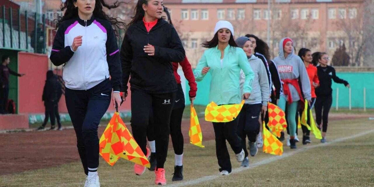 Kızlar futbol hakemi olmak için büyük çaba sarf ediyor