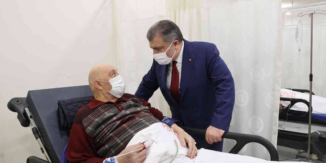 Bakan Koca, yeni yılın ilk gecesinde İstanbul’daki hastaneleri ziyaret etti