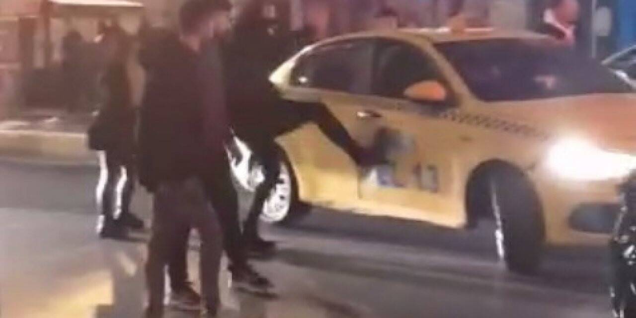 Karaköy’de yılbaşı gecesi taksiciye tekmeli saldırı kamerada