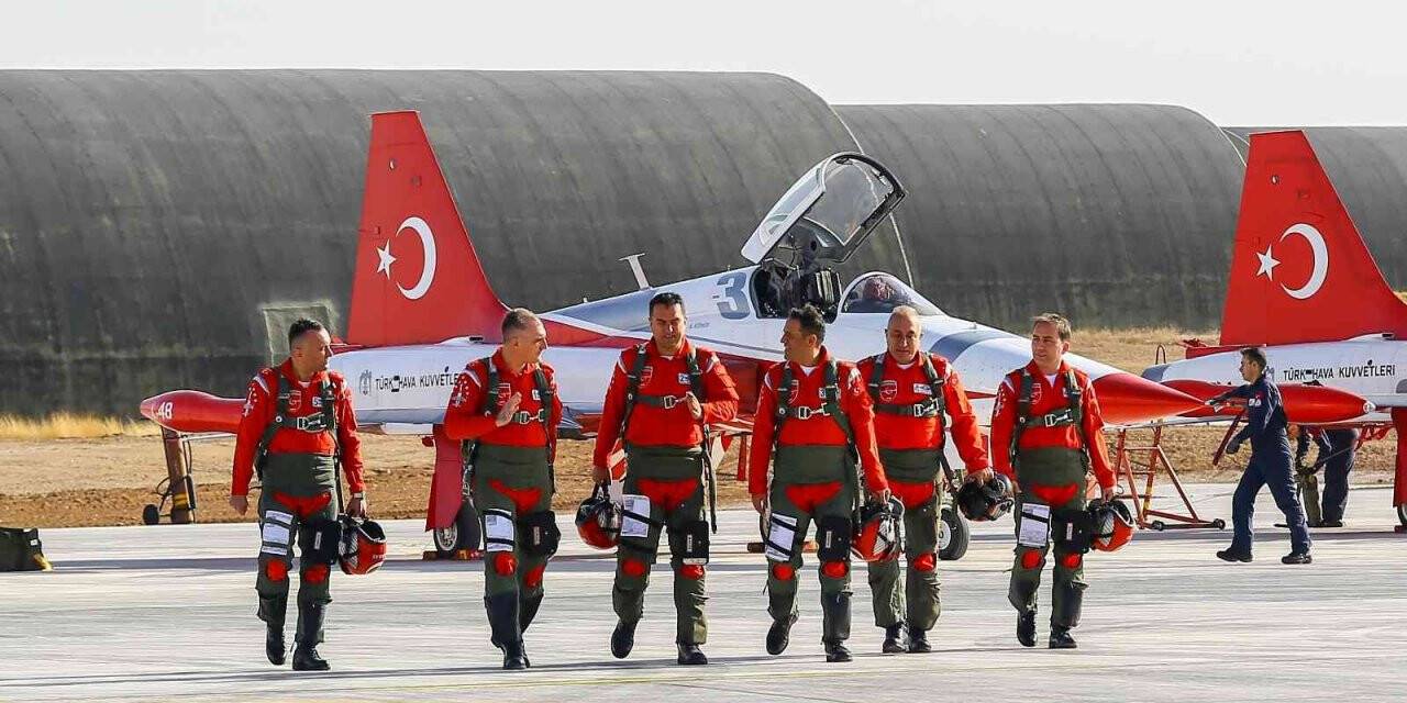 Türkiye’nin hava akrobasi timi "Türk Yıldızları" kapılarını İHA’ya açtı