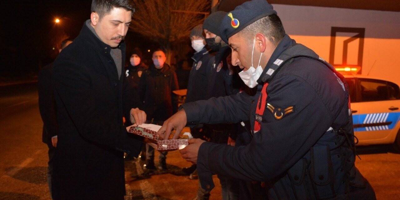 Personelleri tek tek ziyaret edip tatlı ikramında bulundular