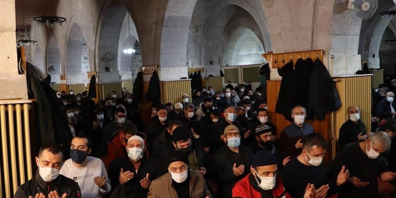 Sivas’ta Ulu Cami sabah namazında doldu taştı