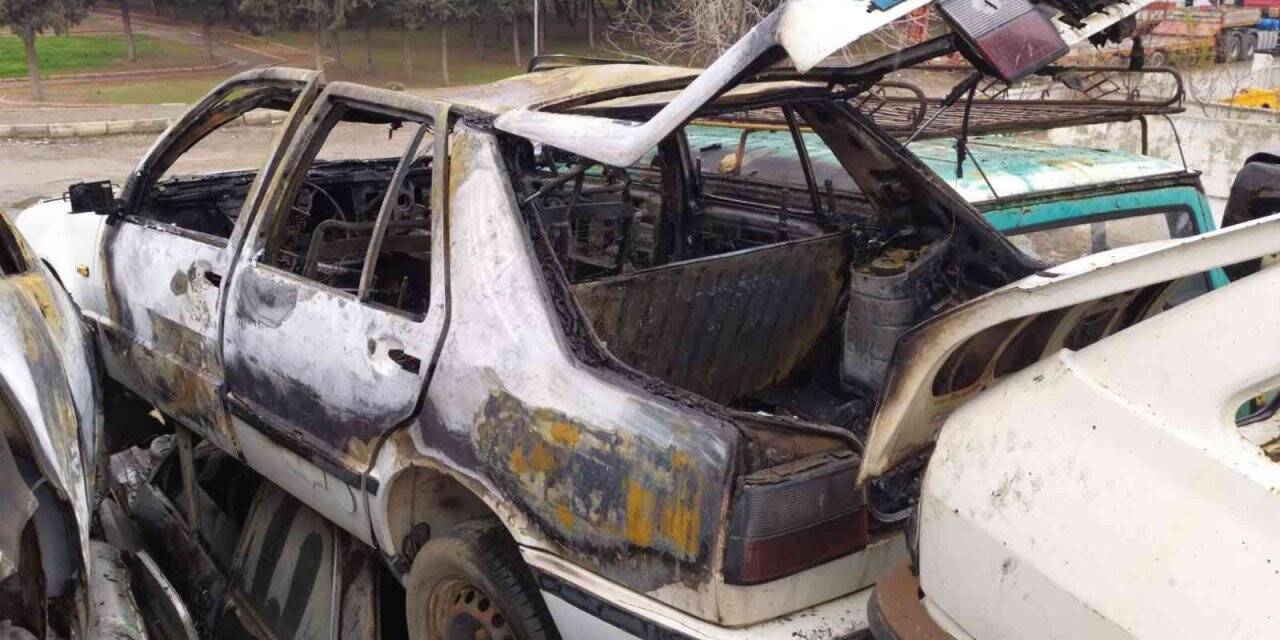 Gaziantep’te yanan otomobilin bagajında ceset bulundu