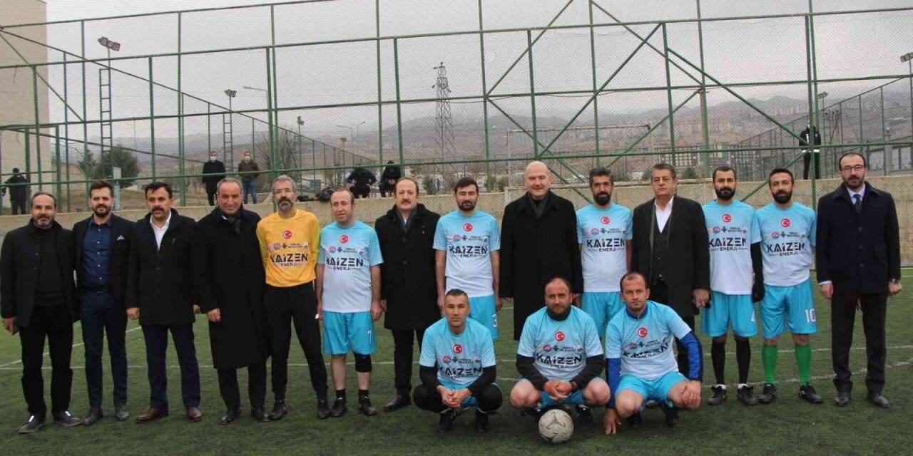 Bakan Soylu, maçın başlama vuruşunu yaptı