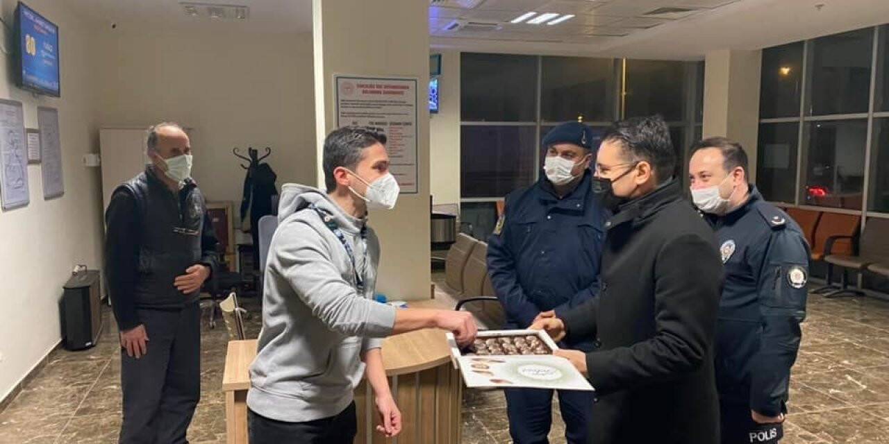 Kaymakam Göktaş görev başındaki personeli yalnız bırakmadı