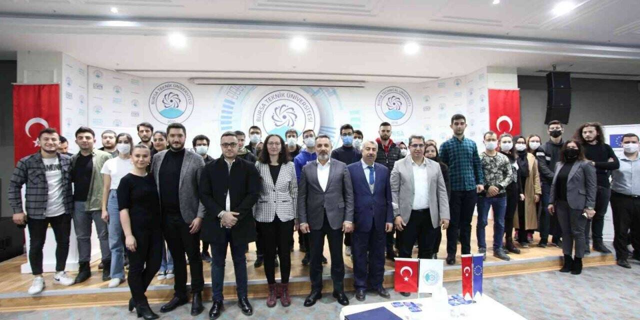 Üniversiteliler, Bursa AB Bilgi Merkezi ile sosyal medyada dezenformasyonu konuştu