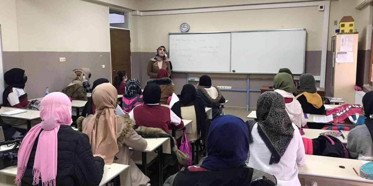 Görme engelinin engel olmasına izin vermedi, Rukiye öğretmen engelleri aşarak çocukluk hayalini gerçekleştirdi