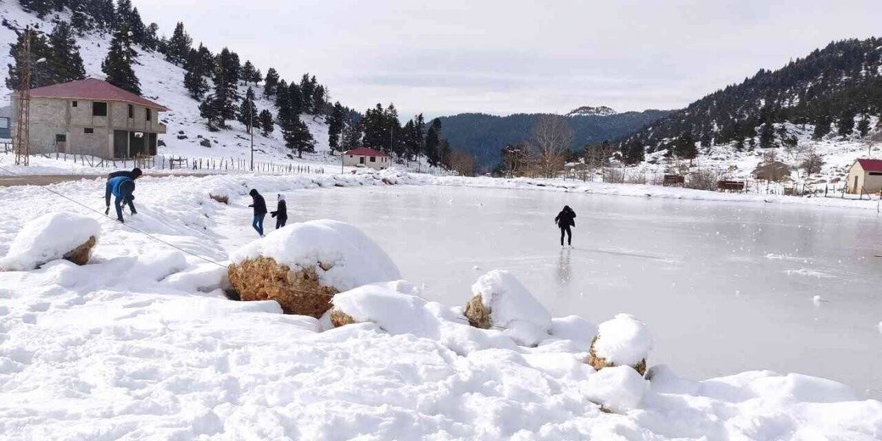 Adana Göller Yaylası buz tutunca eğlence merkezine döndü