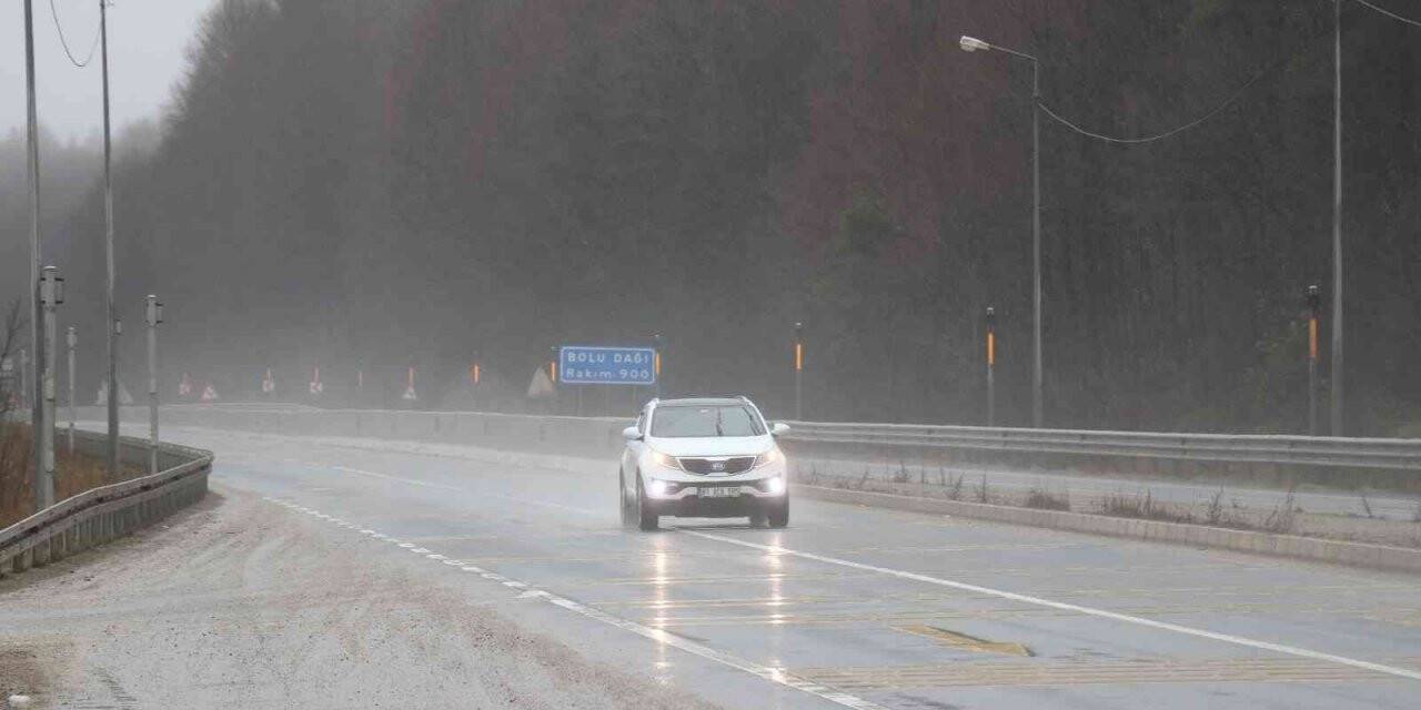Bolu Dağı’nda sis ve yağmur etkili oluyor