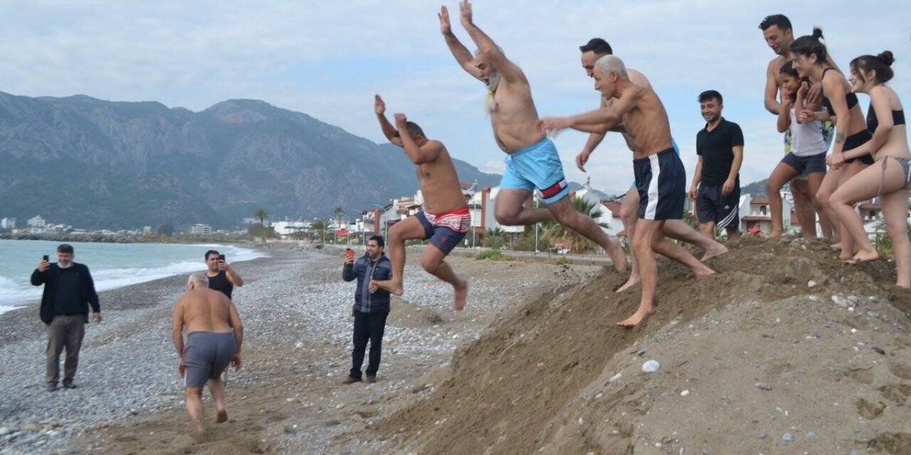 Mersin’de yılın ilk günü denize girme etkinliği bu yılda devam etti