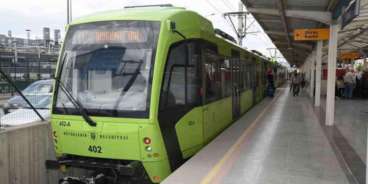 Bursa’da öğrenciler 2022’ye indirimli ulaşımla başladı