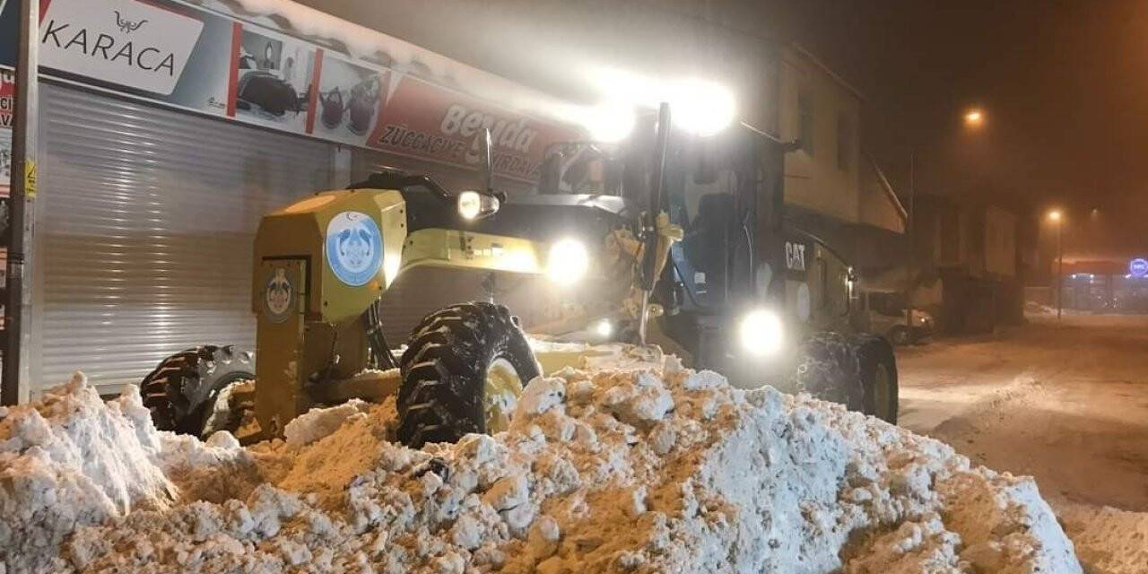 Çaldıran’da karla mücadele çalışmaları sürüyor