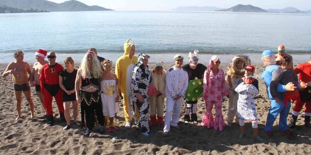 Çocuklar ve hayvanlara destek için denize girdiler