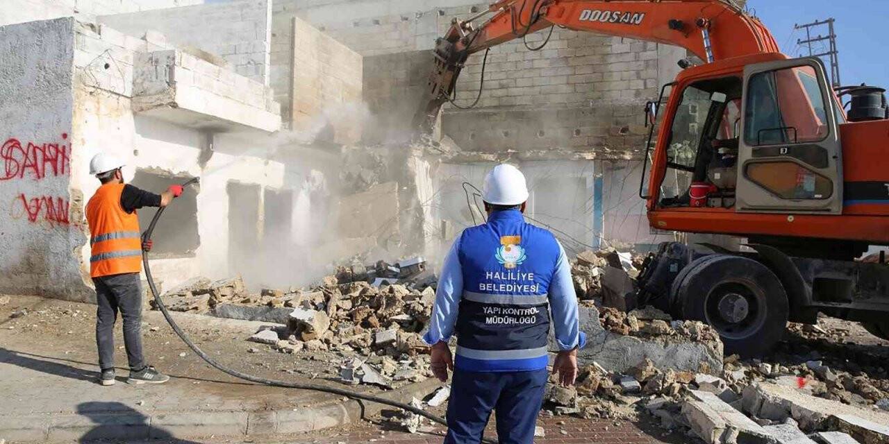 Haliliye’de 80 metruk yapının yıkımı gerçekleştirildi