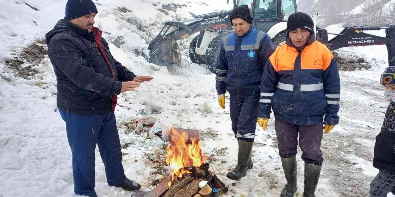 Belediye ekipleri zorlu kış şartlarına meydan okuyor