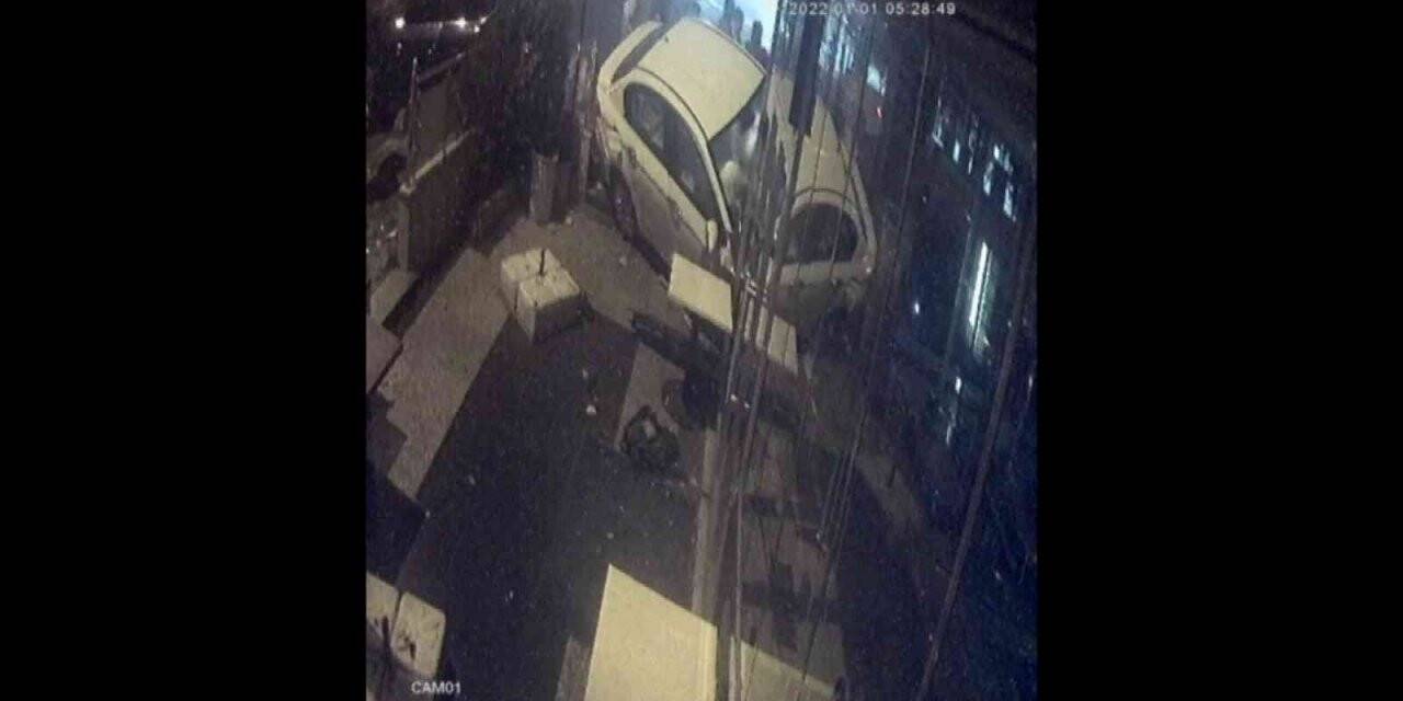 Kartal’da kafa kafaya çarpışan araçlardan biri börekçiye daldı