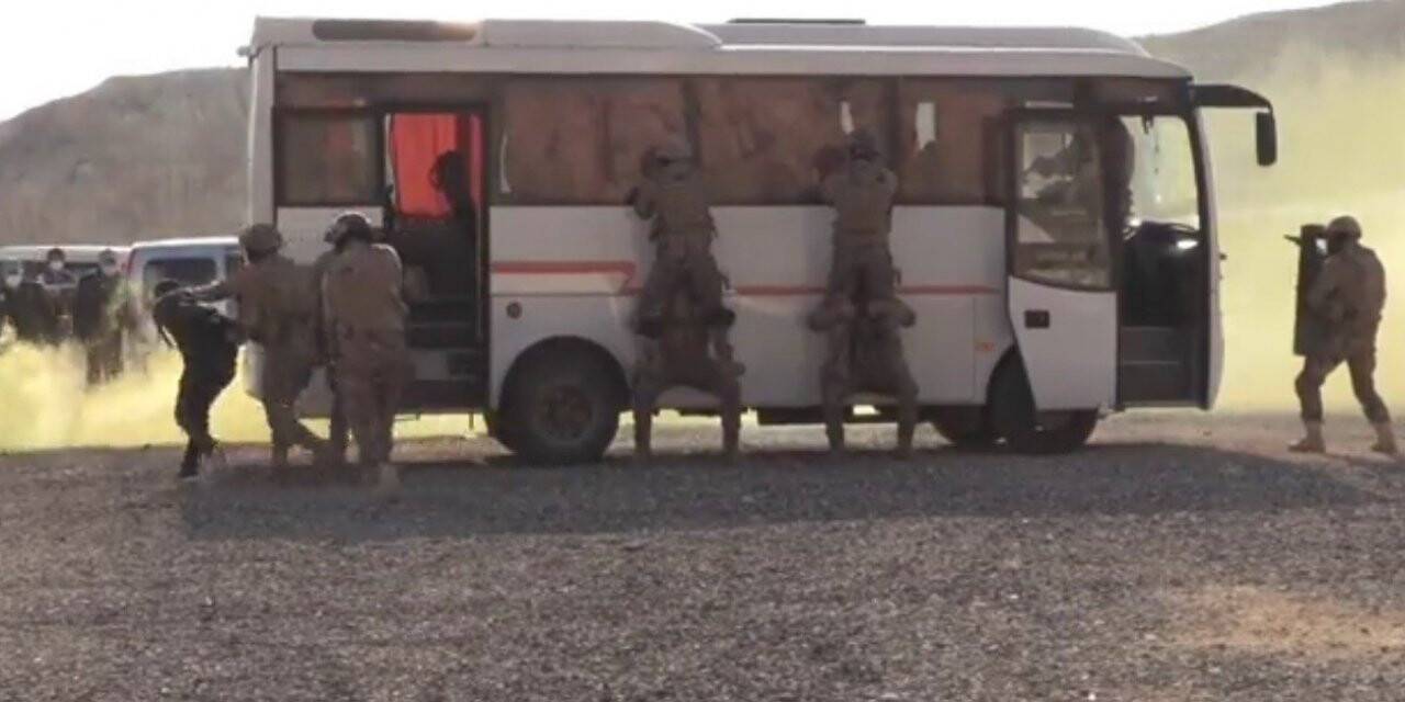 Gaziantep’te gerçeğini aratmayan rehine kurtarma tatbikatı