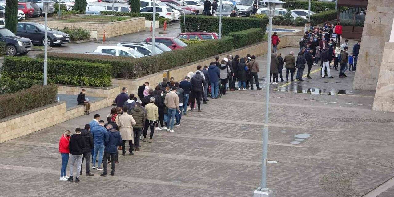Trabzonlular o filmi izlemek için sinemaya akın ettiler, dakikalarca sırada beklediler