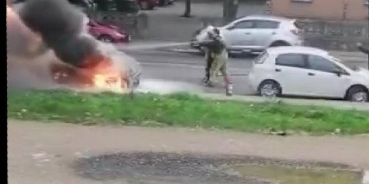 Tuzla’da park halindeki otomobil alev alev yandı