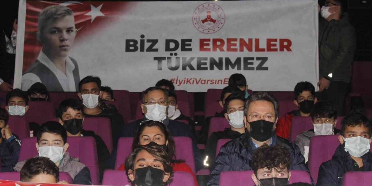 Giresun’da Eren isimli 45 öğrenci ‘Kesişme; İyi Ki Varsın Eren’ filmini birlikte izledi