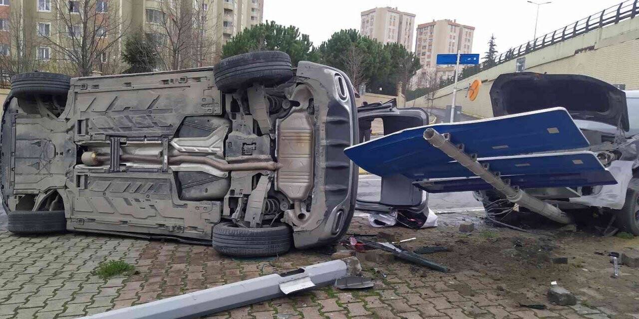 Küçükçekmece’de kavşakta kontrolsüz sürücüler kaza yaptı: 2 yaralı