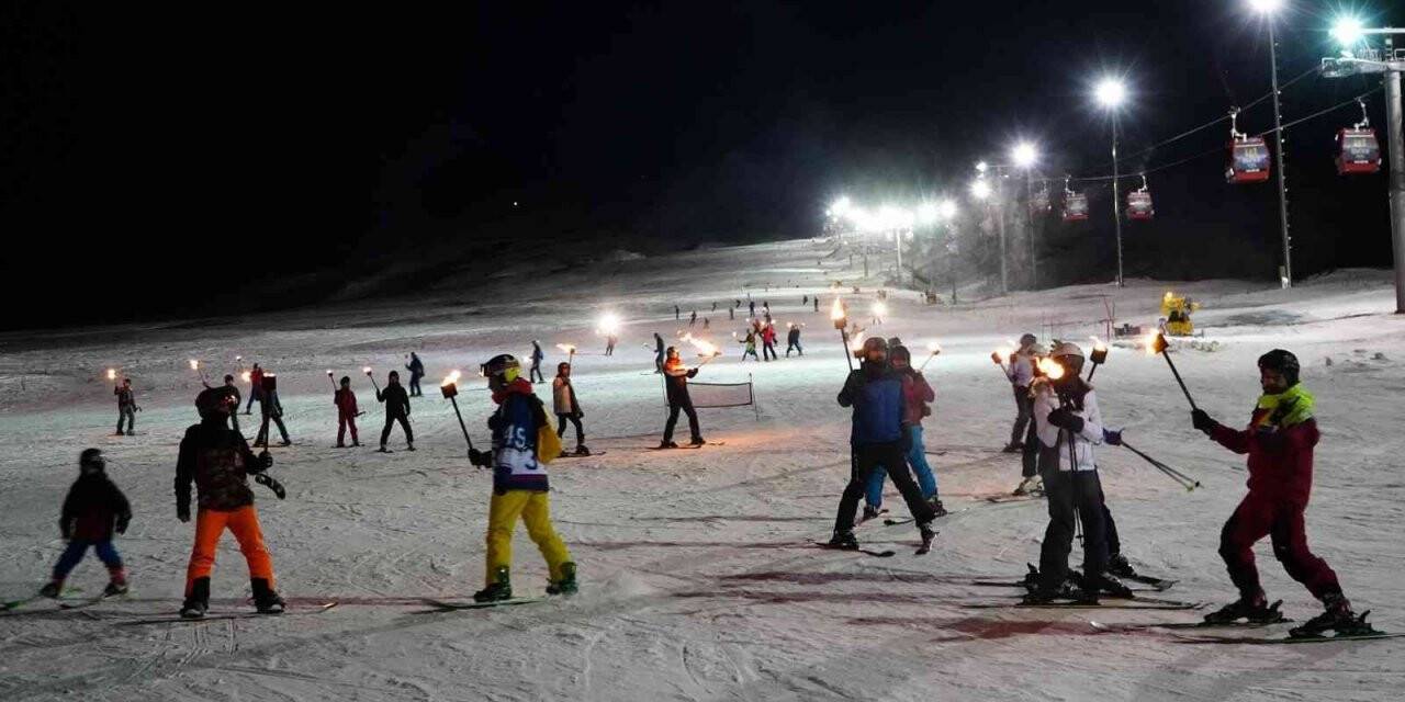 Turistler Erciyes’te yeni yılı meşalelerle karşıladı