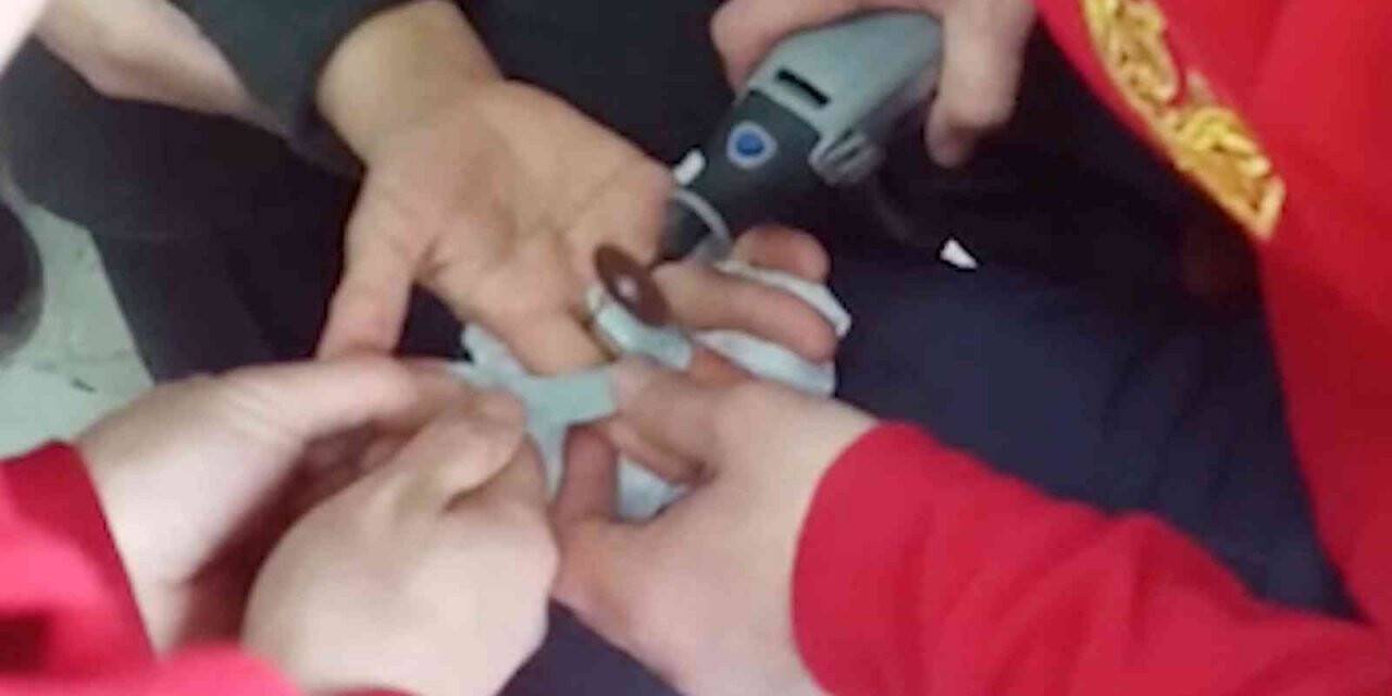 Parmağına sıkışan yüzüğü itfaiye çıkardı