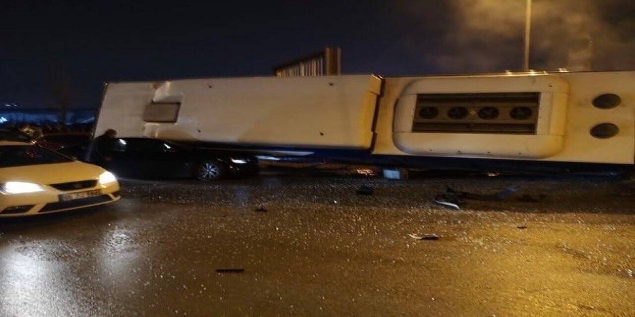 Ankara’da İstanbul yolu Batıkent girişinde, karşı şeride geçip bir aracın üzerine devrilen EGO otobüsüne kendi şeridinde giden araçlar çarptı. Olay yerine sağlık ekipleri sevk edildi.