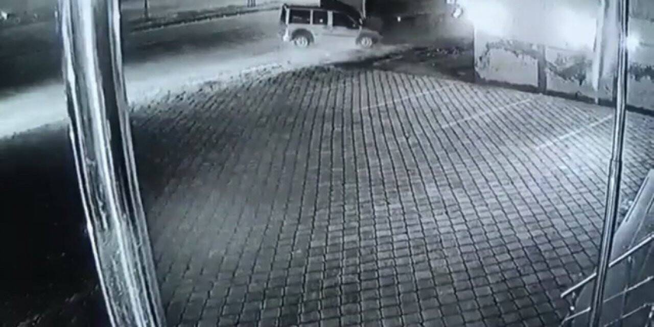 Ticari araç park halindeki tıra çarptı: 1 ölü, 1 yaralı