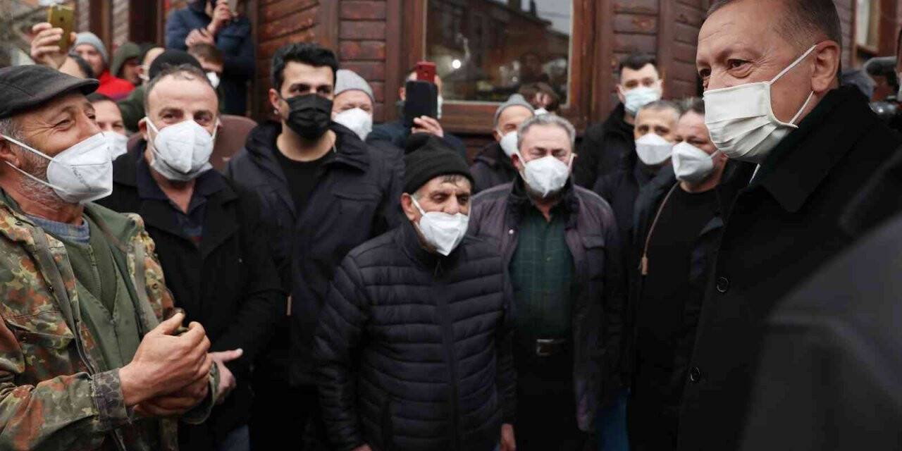 Cumhurbaşkanı Erdoğan, Sarıyer’de kıraathanede vatandaşlarla sohbet etti