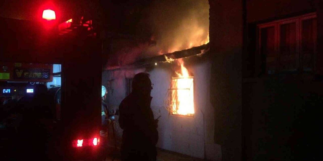 Manisa’da korkutan ev yangını