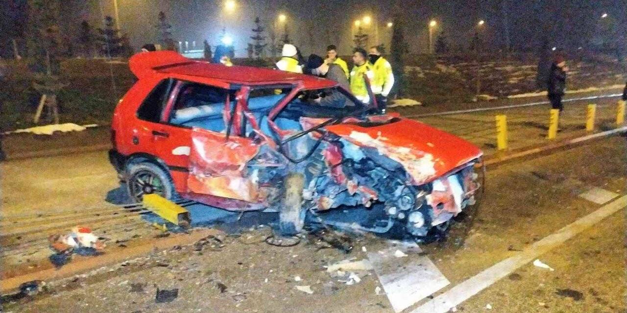 Çaldıkları otomobille ters yönde giderken kaza yaptılar