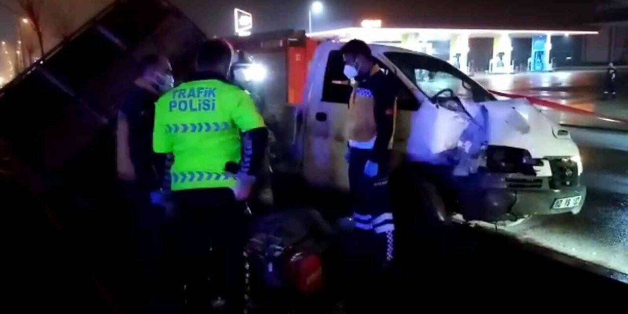 Aydınlatma direğine çarpan kamyonetin sürücüsü camdan fırlayarak hayatını kaybetti...Feci kaza kamerada