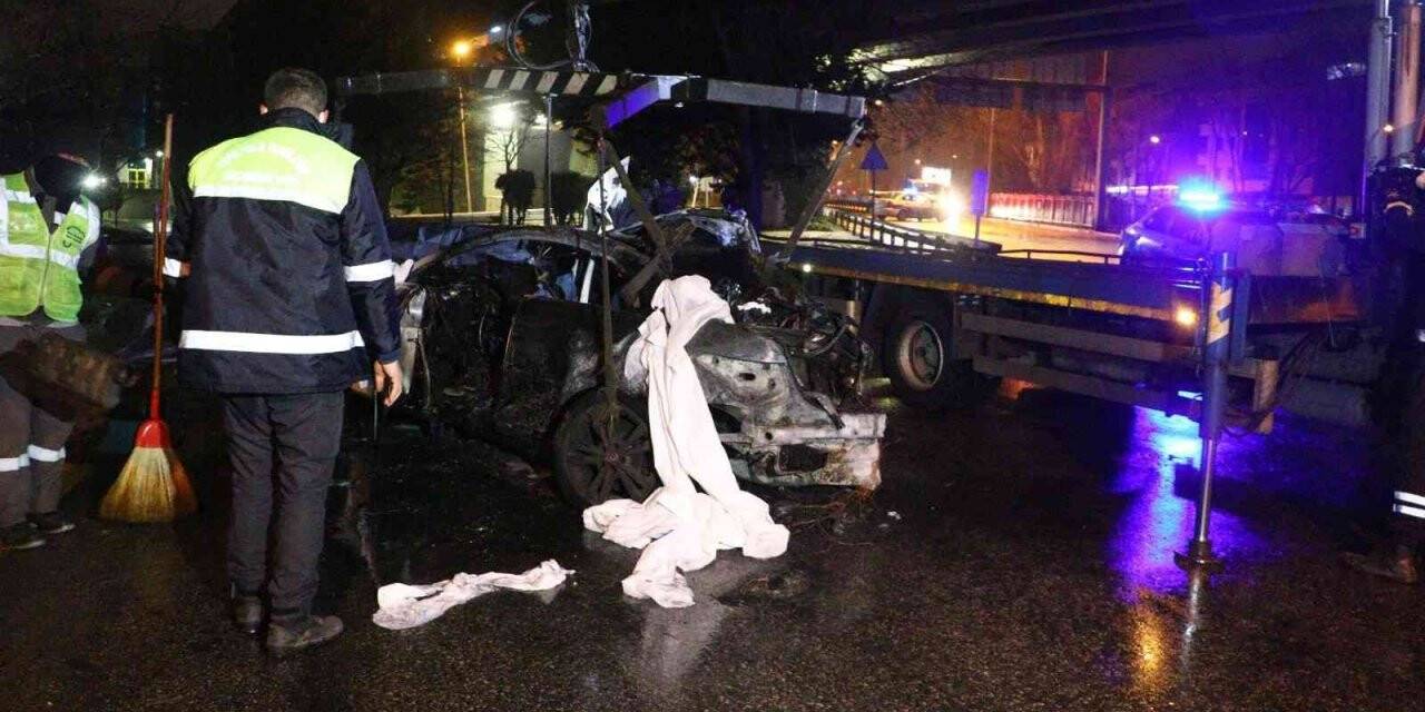 Aydınlatma direklerine çarpıp alev alan otomobilin sürücüsü hayatını kaybetti