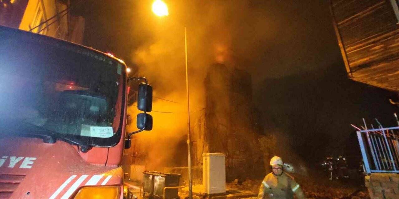 Fatih’te korkutan yangın: Metruk binada çıkan yangın 3 binaya sıçradı