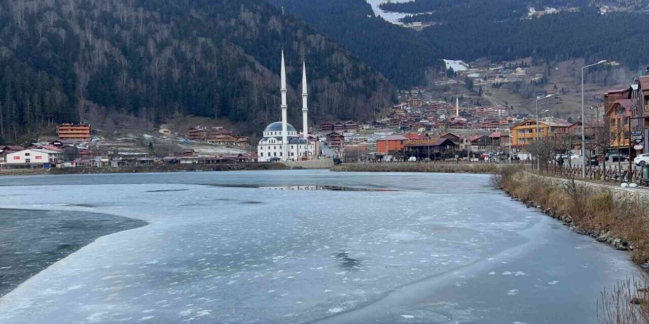 Uzungöl’ün büyük bölümü buz tuttu