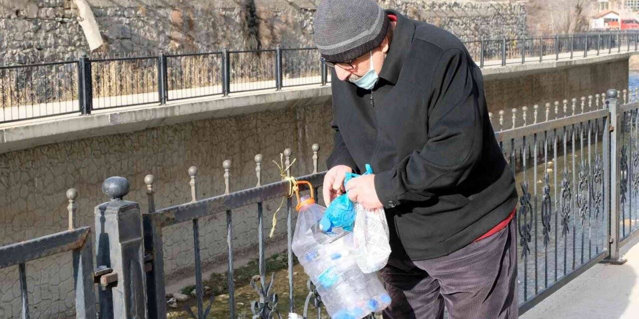 Bıkmadan, usanmadan hastaneye tekerlekli sandalye almak için mavi kapak topluyor
