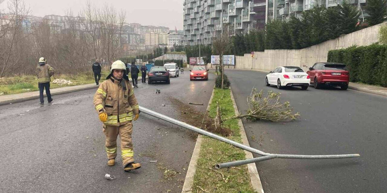 Sarıyer’de 880 bin liralık araçla trafik kazası: Direği devirip yolun karşısına geçti