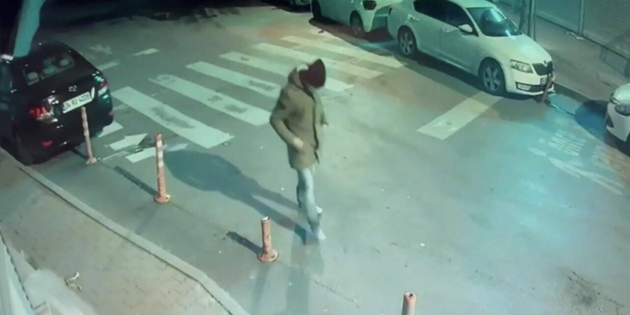 İstanbul’da pastaneyi soyan “aksak hırsız” kamerada: Polis yürüyüşünden yakaladı