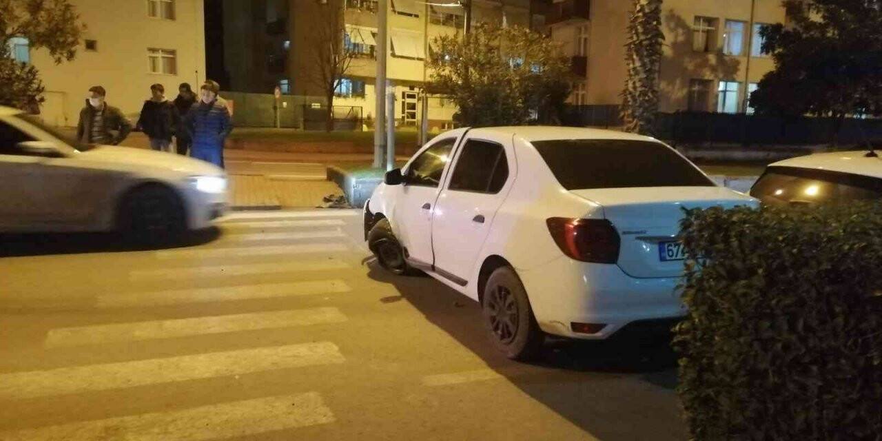 Kontrolden çıkan otomobil refüje çarptı: 1 Yaralı
