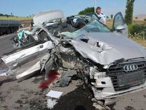 OTOMOBİL, PARK HALİNDEKİ TIR'A ÇARPTI: 2 ÖLÜ, 2 YARALI