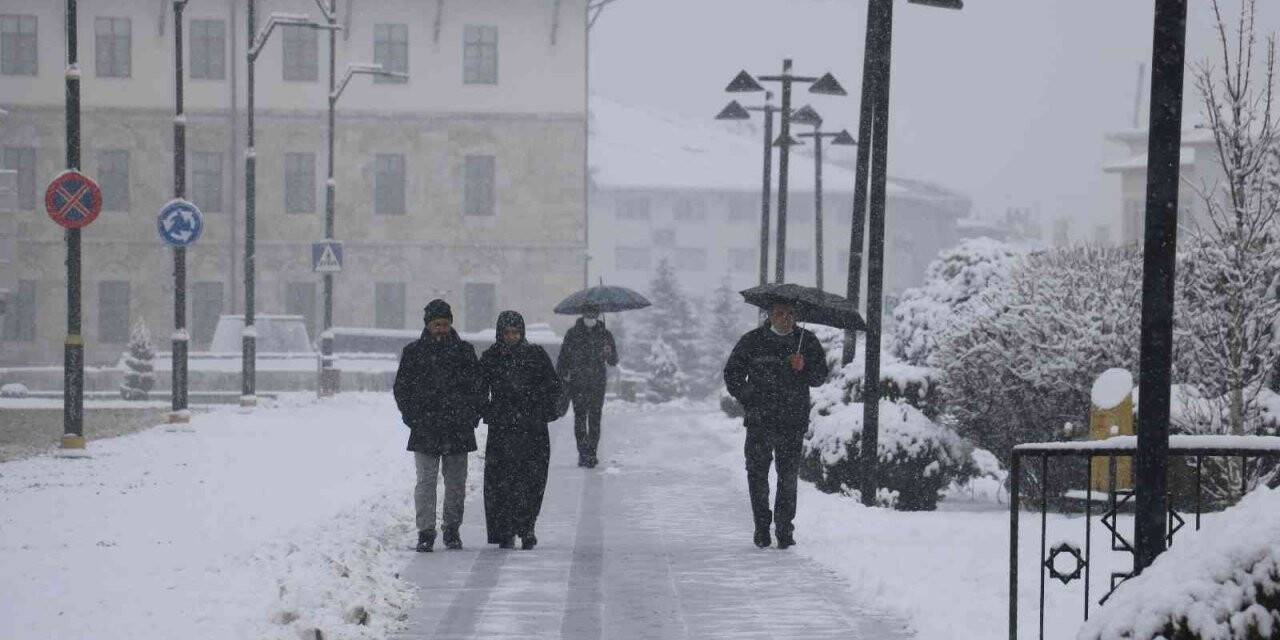 Yoğun kar yağışı 68 köy yolunu ulaşıma kapattı