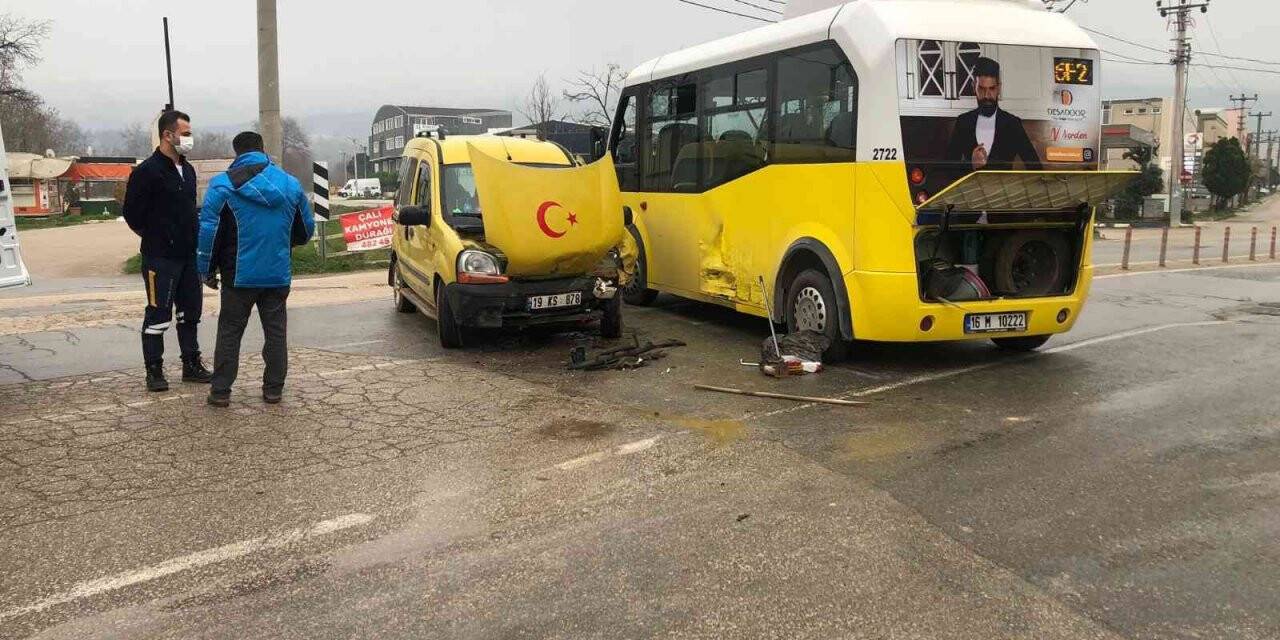 Minibüs ile ticari araç çarpıştı: 1 yaralı