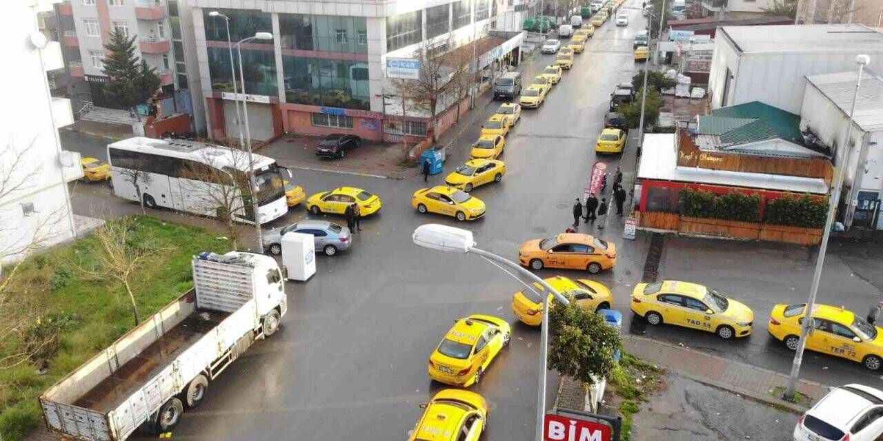 Ataşehir’de taksimetre nöbeti: Araçlarda akü bitti
