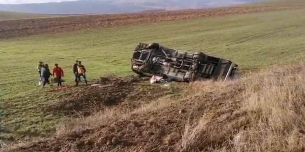 Amasya’da minibüs devrildi: Çok sayıda yaralı var