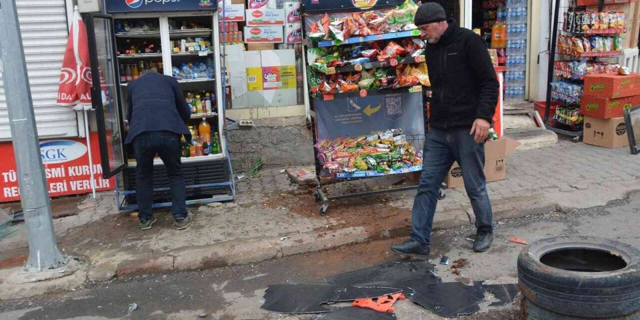 Siverek’te 2 otomobil bir iş yerine girdi