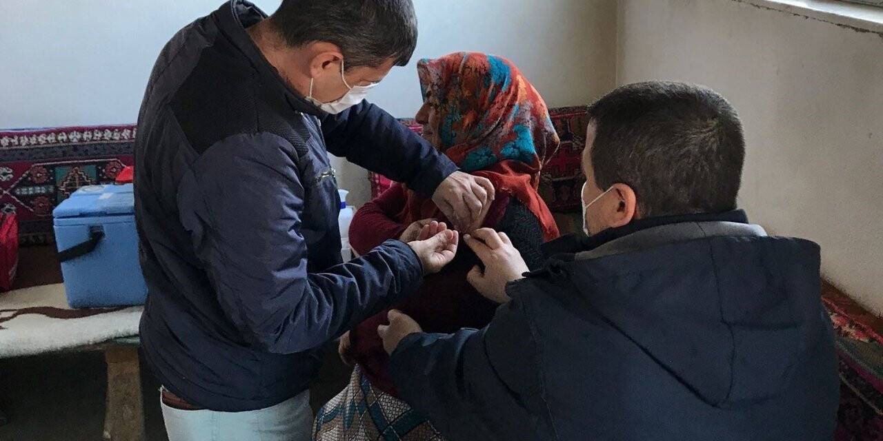 Sağlık çalışanlarının köylerdeki aşı çalışması sürüyor